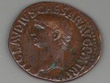 Gros plan sur une pièce de monnaie portant le visage d'un homme