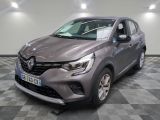 une voiture grise est garée sur le sol à carreaux d'un garage