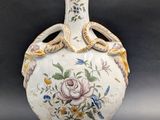 un vase blanc orné d'un motif floral