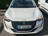La voiture blanche est garée à côté de la camionnette blanche sur le parking.