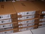 plusieurs cartons empilés les uns sur les autres sur un sol carrelé