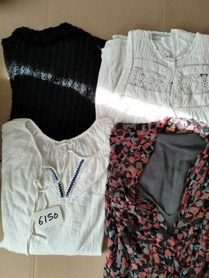 une boîte de vêtements posée sur le sol