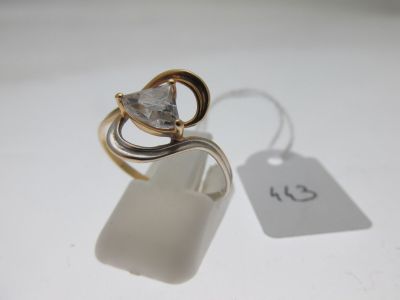 une image d'une bague ornée d'un diamant en forme de cœur