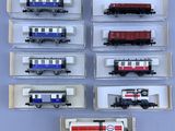 Plusieurs types de wagons sont exposés dans une vitrine.