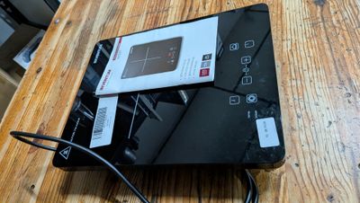 un ordinateur portable posé sur une table en bois