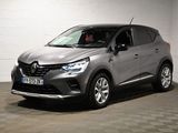 une voiture grise garée dans un garage au sol en damier