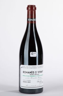 une bouteille de vin posée sur une table
