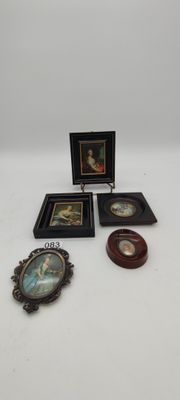 quatre photos encadrées représentant une femme et un enfant
