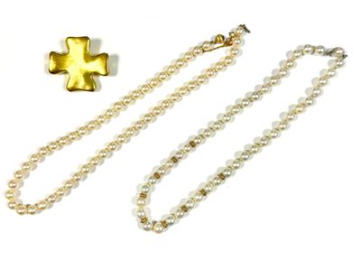 un collier de perles avec un pendentif en forme de croix et un collier de perles avec une breloque en forme de croix