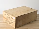 une boîte en bois posée sur une table en bois