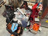 un tas d'outils posés par terre dans un garage