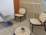 trois chaises et une table dans le coin d'une pièce