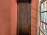 une horloge grand-père dans le coin d'une pièce