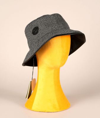 un gros plan sur la tête d'un mannequin coiffée d'un chapeau
