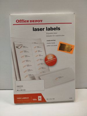 une boîte d'étiquettes laser « Office Depot » posée sur une table