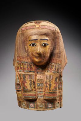 a wooden head of a woman with an open mouth