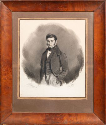 un portrait encadré représentant un homme en costume et cravate