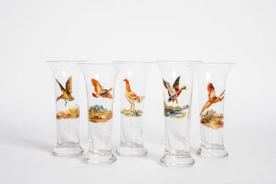 Réunion de cinq verres à décor peint de volatiles tels que c…