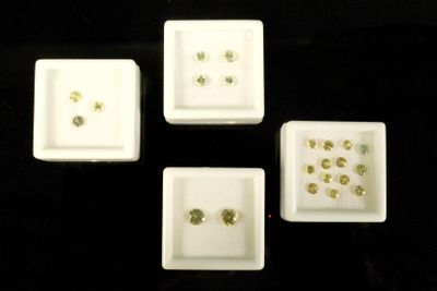SAPHIR jaune et vert. Lot de 22 saphirs jaunes ou verts, en …