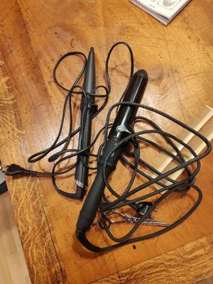 un sèche-cheveux et un sèche-cheveux posé sur une table