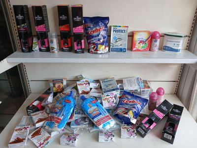 de nombreux types de produits différents sur une étagère