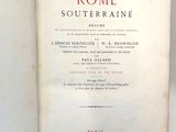un livre ouvert posé sur une table à côté d'un mur blanc
