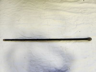 une image représentant une batte de baseball et une balle posées sur une table