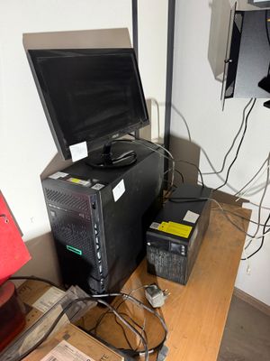 un bureau sur lequel se trouvent un ordinateur et d'autres appareils électroniques