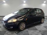 la photo d'une petite voiture noire sur un sol en damier