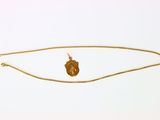 collier plaqué or avec un pendentif en forme de cœur sur une chaîne