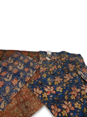 plusieurs morceaux de tissu sont disposés sur une surface blanche
