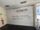 une photo présentant un présentoir de matériel médical dans un magasin