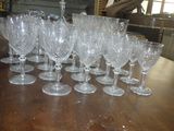 un grand nombre de verres à vin vides posés sur une table