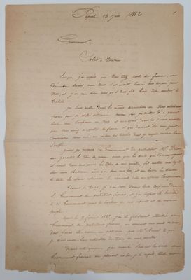 une lettre écrite à l'encre noire sur une feuille de papier