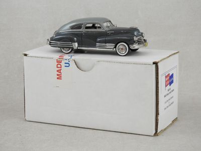 une petite voiture noire posée sur une boîte