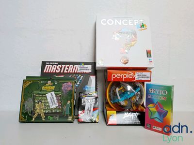 beaucoup de jeux et de livres sur la table