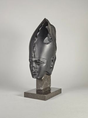 une image représentant une sculpture représentant la tête d'une femme posée sur un socle en marbre