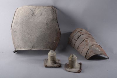 deux objets en poterie posés sur une table