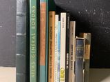 beaucoup de livres qui traînent sur une étagère