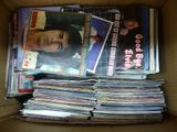 une boîte en carton remplie de magazines et encore de magazines