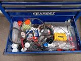 une boîte à outils bleue remplie d'objets divers