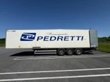 un camion semi-remorque garé dans un parking