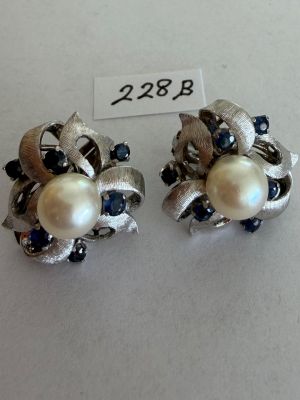 Paire de Boutons d'Oreilles " Fleur " en or gris, sertie au …