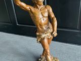 statue en bronze représentant un homme tenant un oiseau dans la main