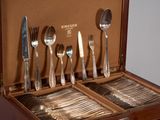 un coffret à couverts contenant des cuillères et des fourchettes