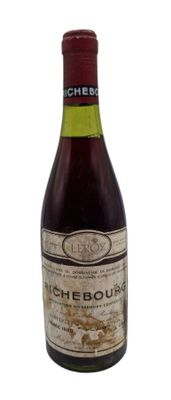 une bouteille de vin posée sur une table