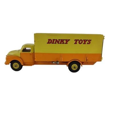 un camion miniature sur lequel est accrochée une pancarte sur le côté