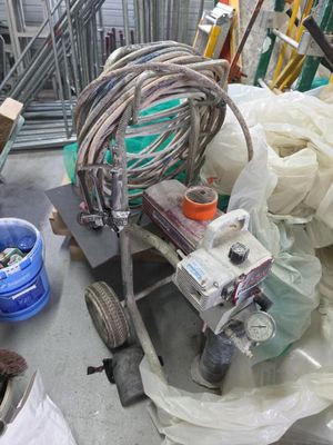 une machine posée par terre à côté d'un tas d'ordures