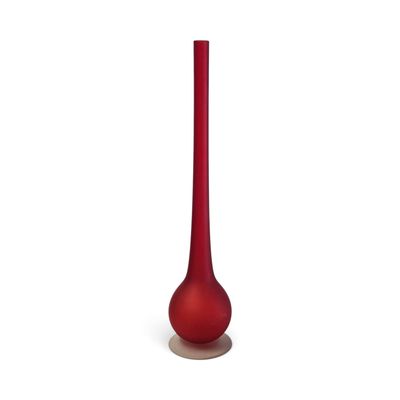 grand vase en verre rouge avec un socle en bois, sur fond blanc