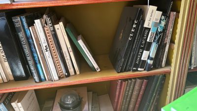 une étagère sur laquelle sont posés de nombreux livres